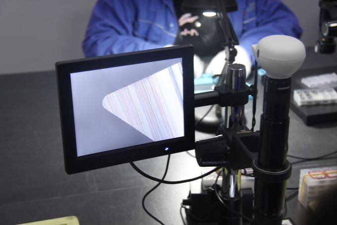 เครื่องมือหมุน CNC การหมุน Cermet ใส่สีทอง ความต้านทานต่อการออกซิเดน DCMT07 DCMT11